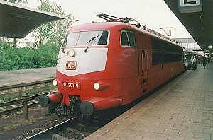 Die rote 103 201-0 in Richtung Karlsruhe